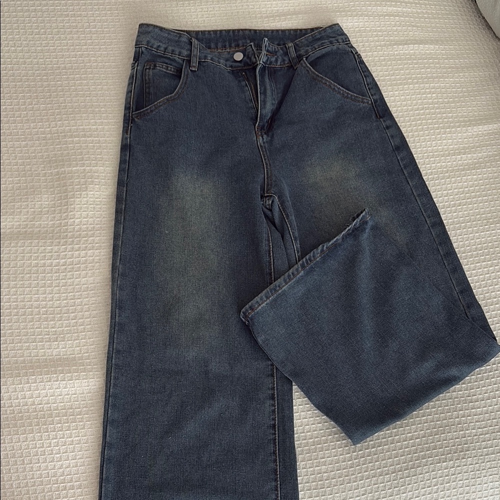 Relaxed Fit Blue Jeans with High-Rise Waist. The Jean is a little big